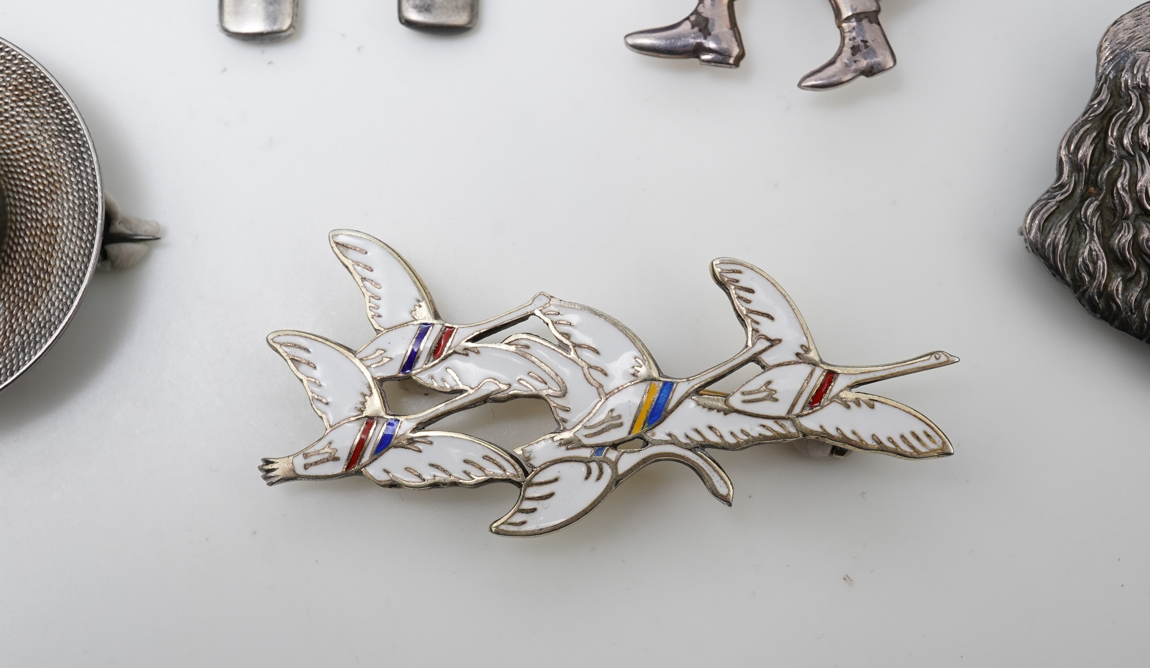 A collection of novelty jewels